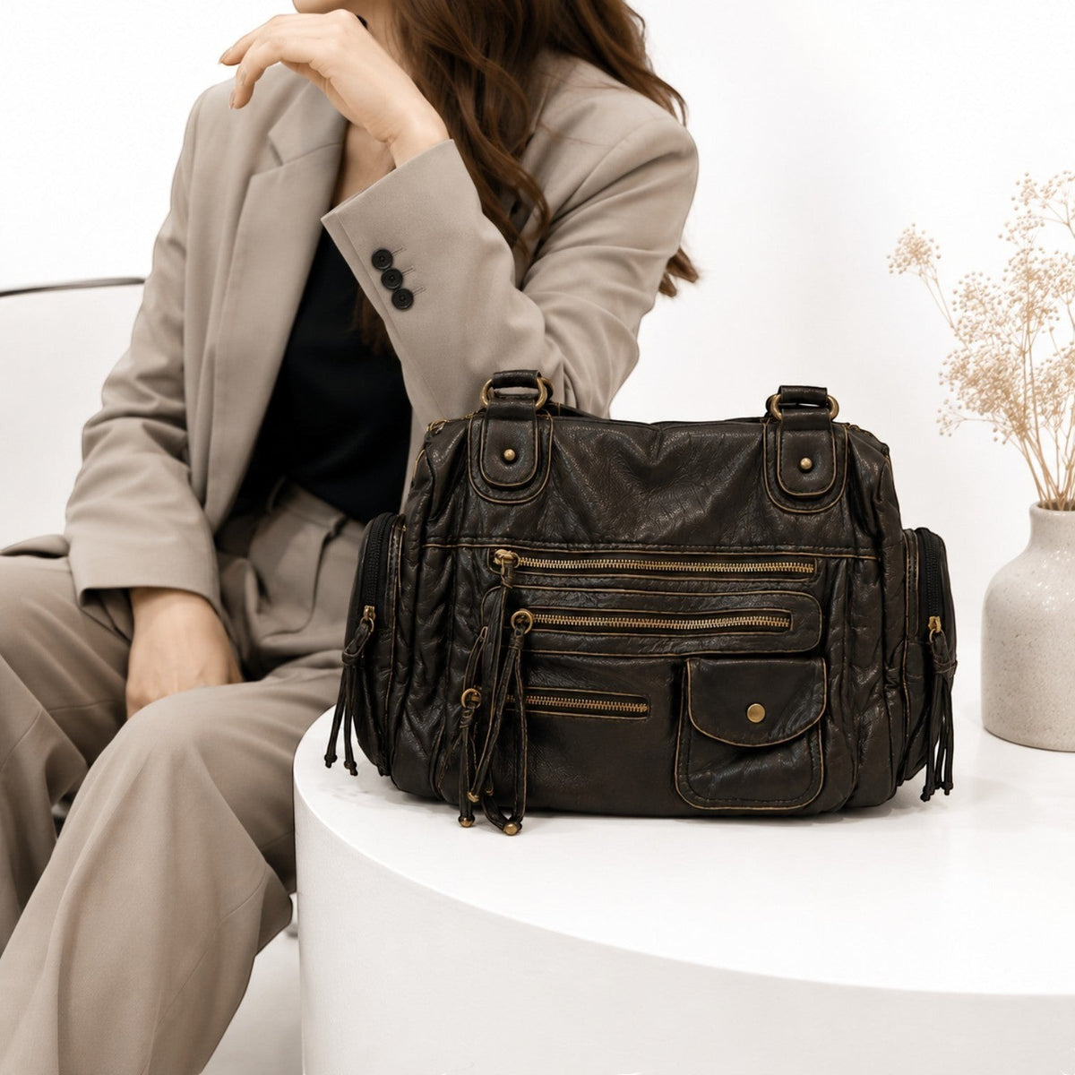 Sac bandoulière noir en cuir PU souple, multi-poches zippées, avec franges, par Univers Sac.