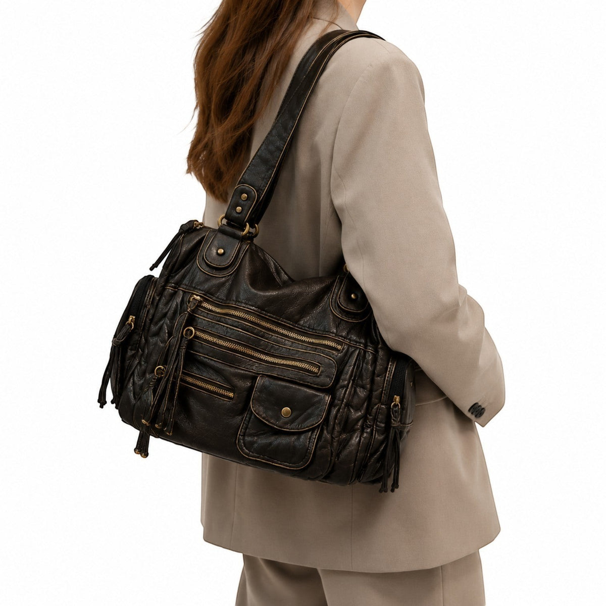 Sac bandoulière noir en cuir PU pour femme, avec multiples poches zippées et détails frangés, idéal pour un usage polyvalent.