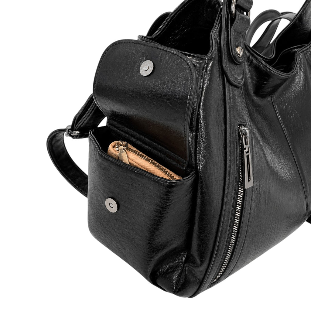 Sac bandoulière noir en cuir synthétique souple, style Y2K, avec fermeture éclair et poche extérieure.