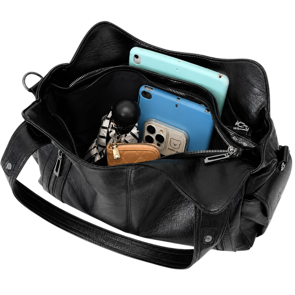 Sac bandoulière noir en cuir synthétique texturé, style Y2K, avec fermeture éclair et pochettes intérieures pour téléphone et portefeuille.