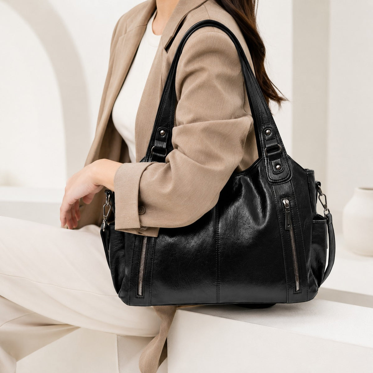 Sac bandoulière noir en cuir synthétique grainé, style Y2K, avec fermeture éclair et fermoir, par Univers Sac.