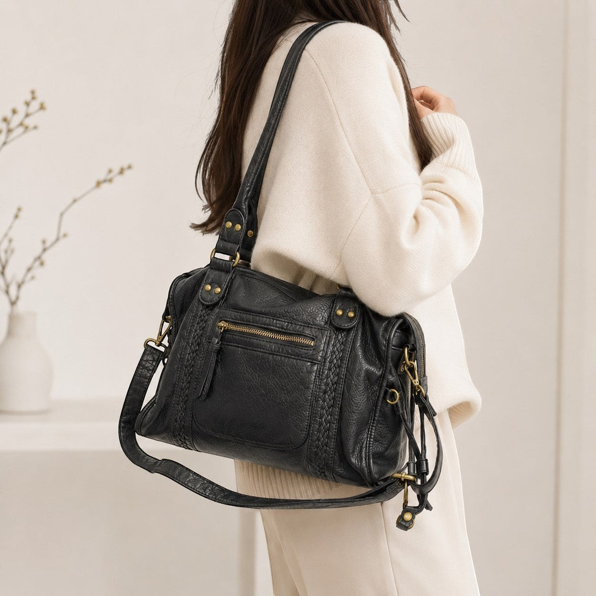 Sac bandoulière noir en PU et polyester pour femme, avec détails tressés et fermeture éclair, idéal pour un usage polyvalent.