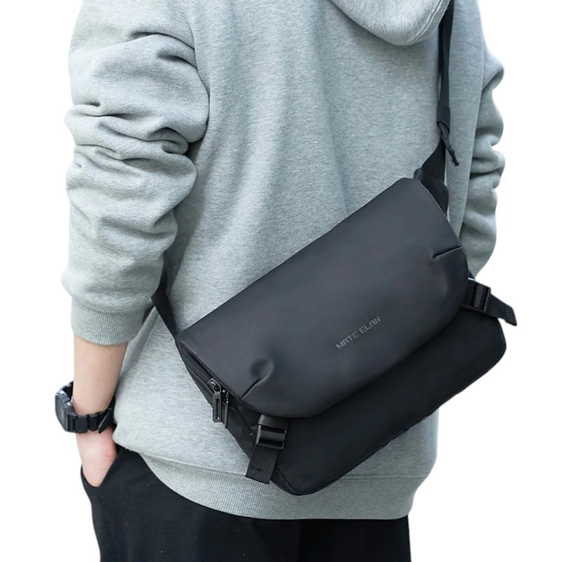 Sac bandoulière noir imperméable Univers Sac pour homme, style messager urbain en tissu Oxford avec rabat