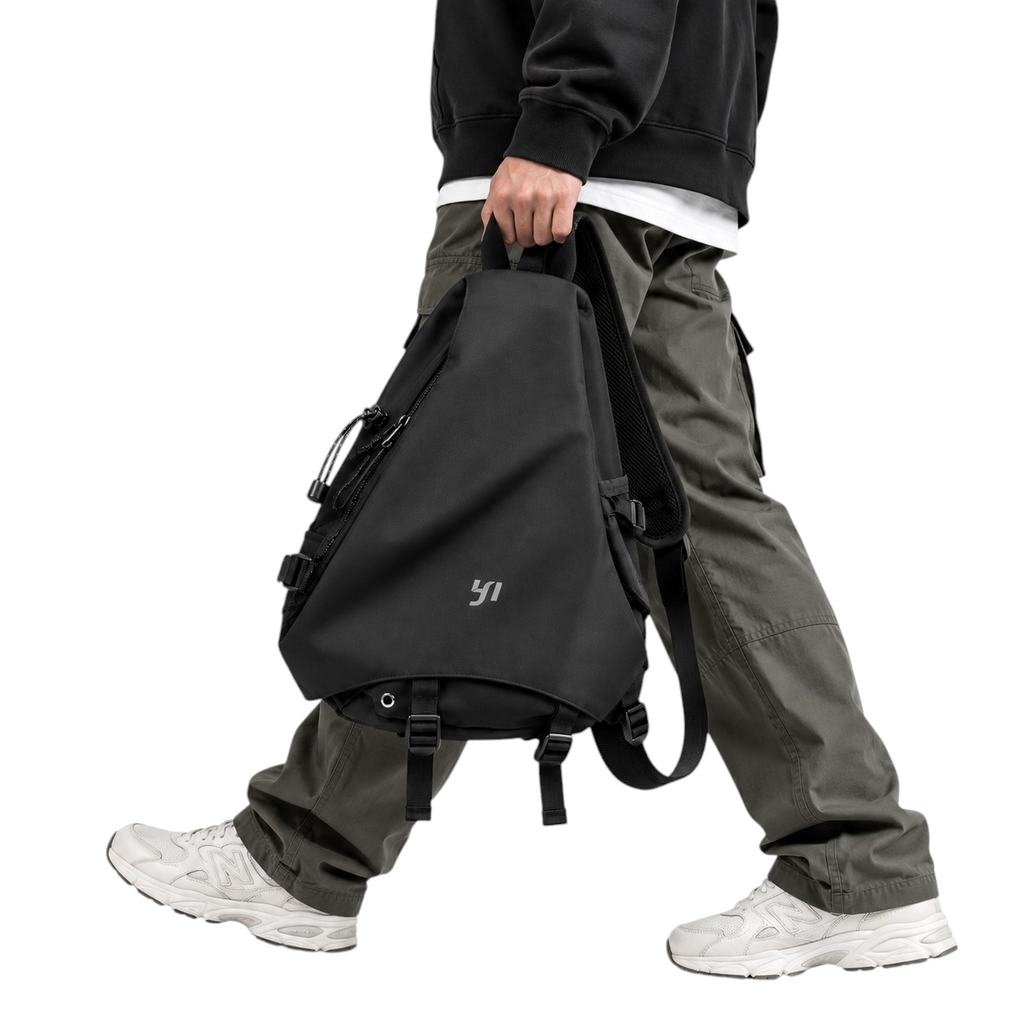 Sac bandoulière noir imperméable Univers Sac porté à la main par un homme avec un design moderne et fonctionnel