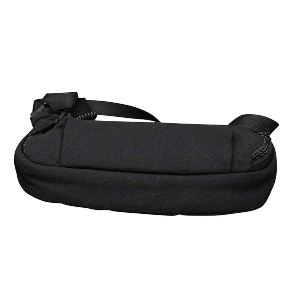 Sac à bandoulière noir en nylon de Univers Sac, forme hobo, avec fermeture éclair et poche extérieure ouverte.