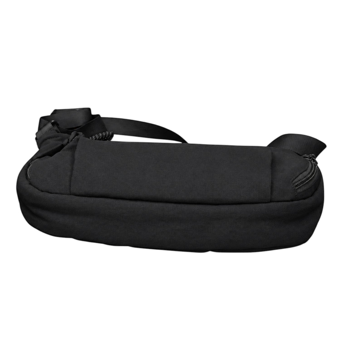 Sac à bandoulière noir en nylon de Univers Sac, forme hobo, avec fermeture éclair et poche extérieure ouverte.