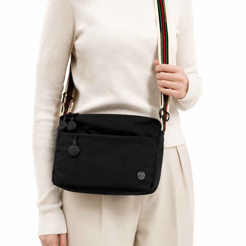 Sac bandoulière noir en nylon et coton bio, ultra léger, avec fermeture éclair et bandoulière multicolore, par Univers Sac.