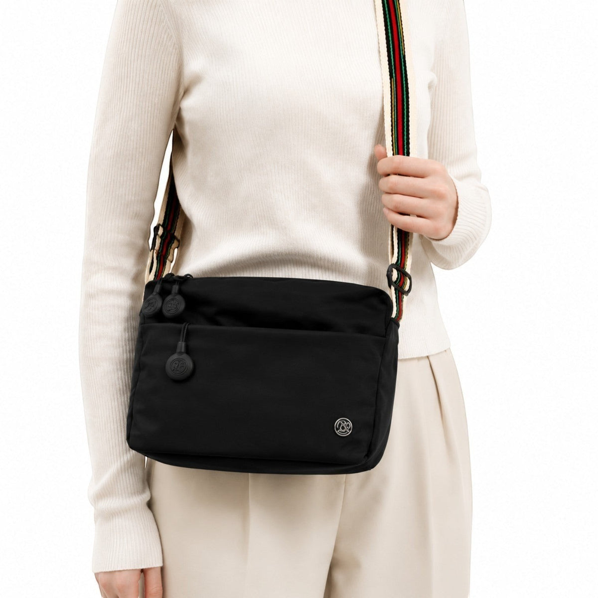 Sac bandoulière noir en nylon et coton bio, ultra léger, avec fermeture éclair et bandoulière multicolore, par Univers Sac.