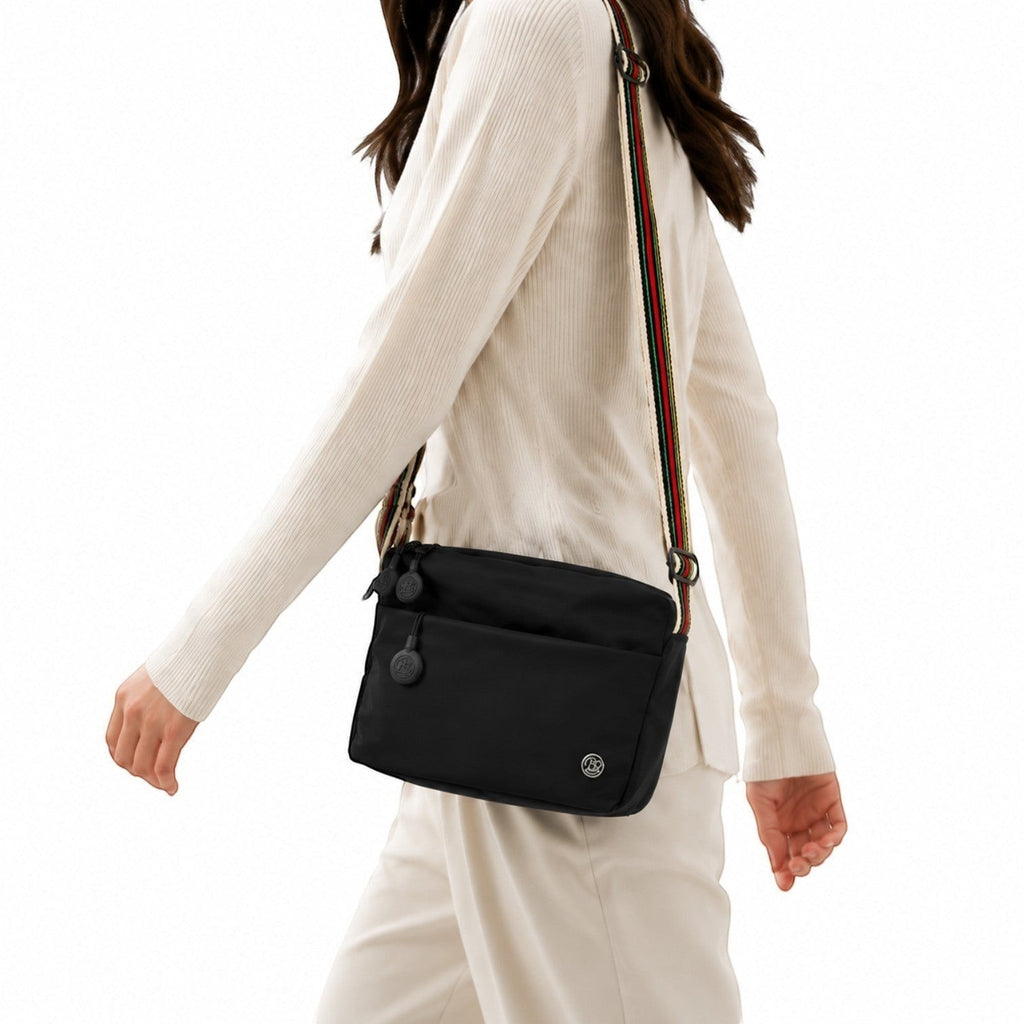 Sac bandoulière noir en nylon et coton bio, ultra léger, de marque Univers Sac, avec bandoulière multicolore et fermeture éclair.