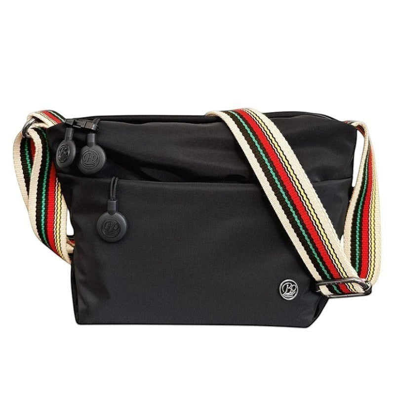 Sac bandoulière noir en nylon et coton bio, ultra léger, avec fermeture éclair et bandoulière rayée multicolore. Univers Sac.