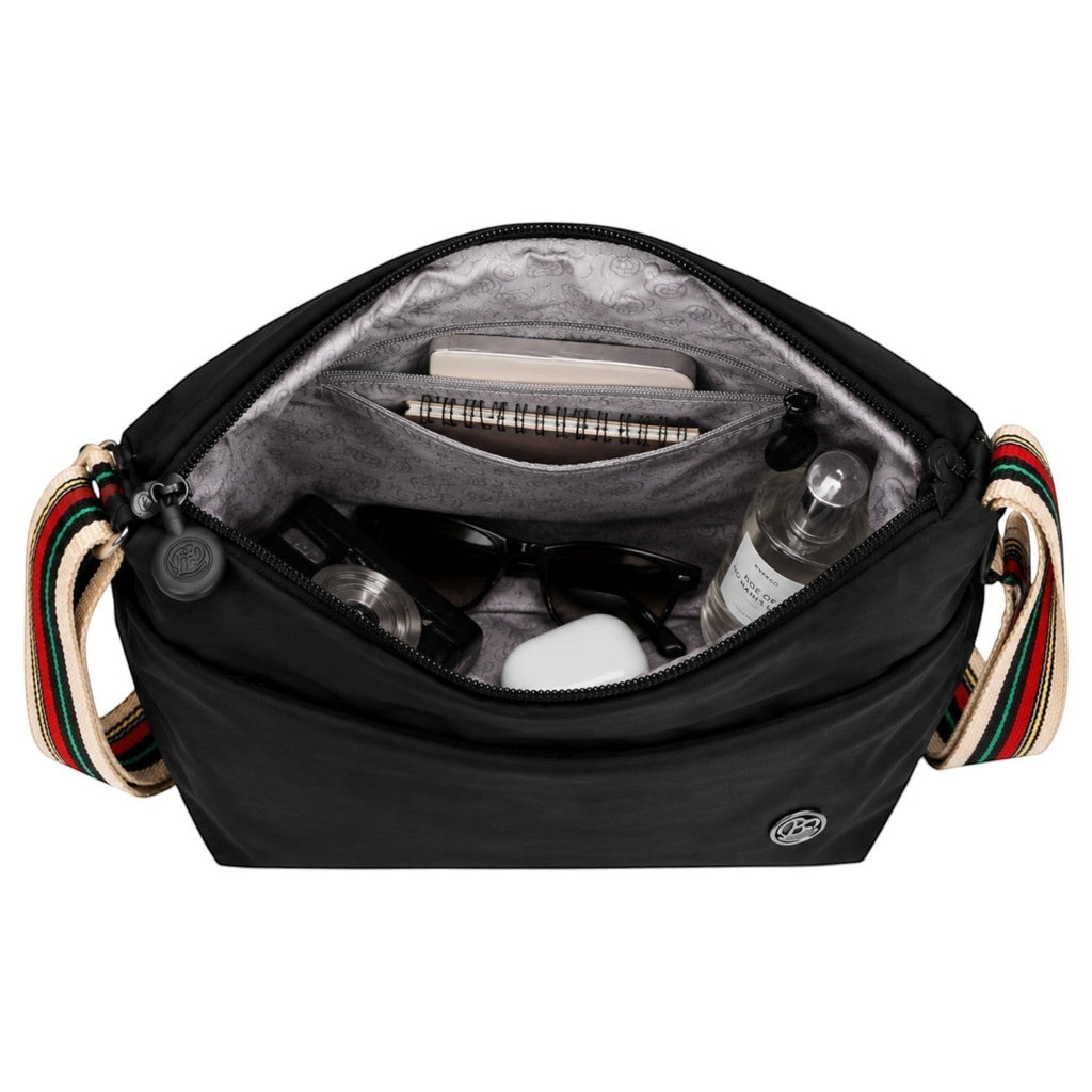 Sac bandoulière noir en nylon et coton bio, ultra léger, avec bandoulière rayée multicolore et plusieurs compartiments intérieurs. Univers Sac.