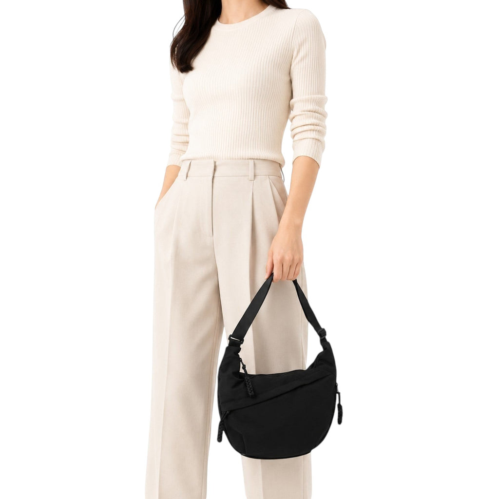 Sac à bandoulière noir en nylon de Univers Sac, forme hobo, avec fermeture éclair et poche extérieure ouverte. Idéal pour un usage décontracté.