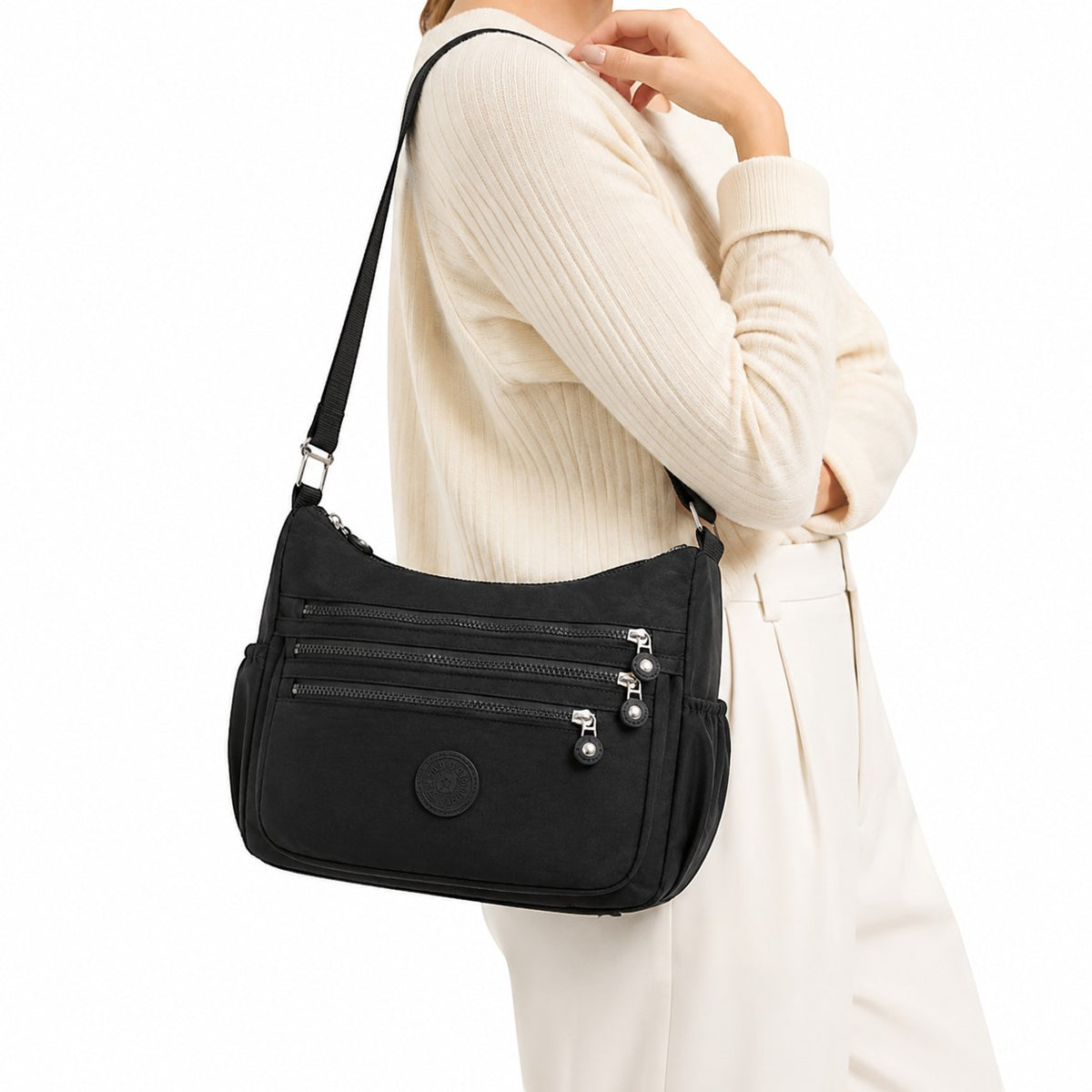Sac bandoulière noir en nylon pour femme, Univers Sac, avec plusieurs poches zippées et une bandoulière réglable, idéal pour les voyages décontractés.