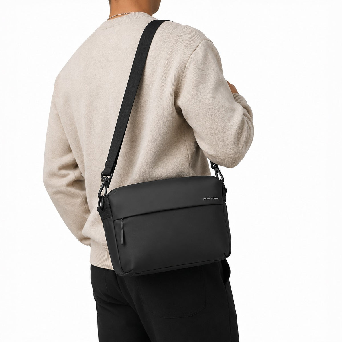 Sac bandoulière noir imperméable Mark Ryden porté à l'épaule par un homme, style business décontracté en Oxford