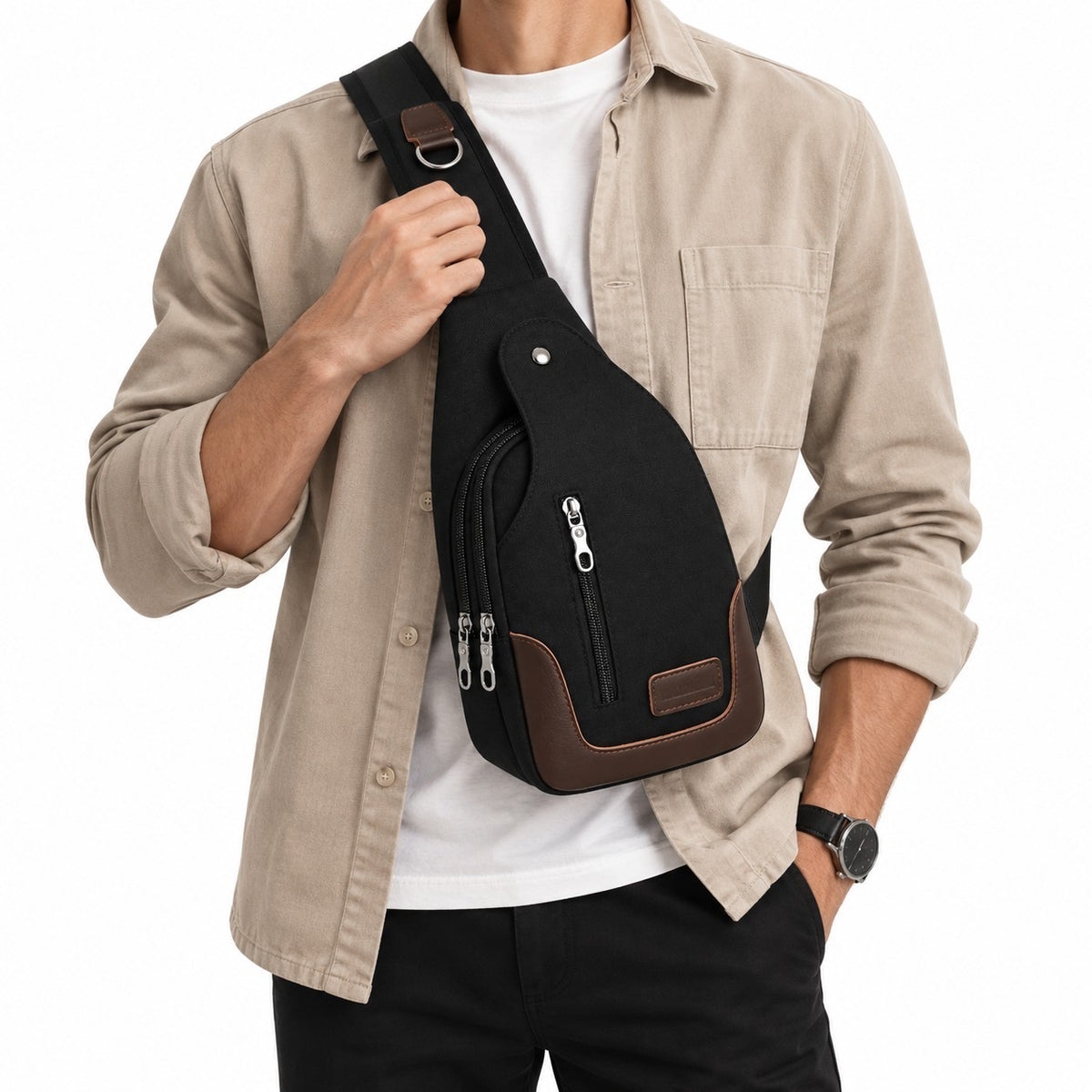Homme portant un sac bandoulière Univers Sac noir en toile avec détails marron et fermeture éclair pratique