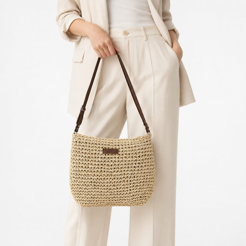 Sac bandoulière beige en paille tressée pour femme, avec une fermeture éclair et une anse en cuir marron. Marque Univers Sac.