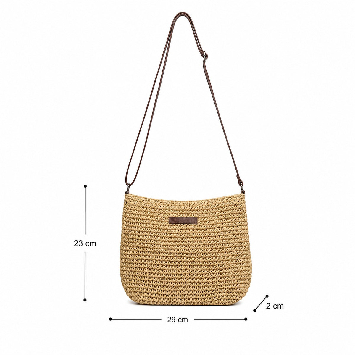 Sac bandoulière femme en paille beige avec une fermeture éclair et une petite étiquette marron. Dimensions : 23x29x2cm.