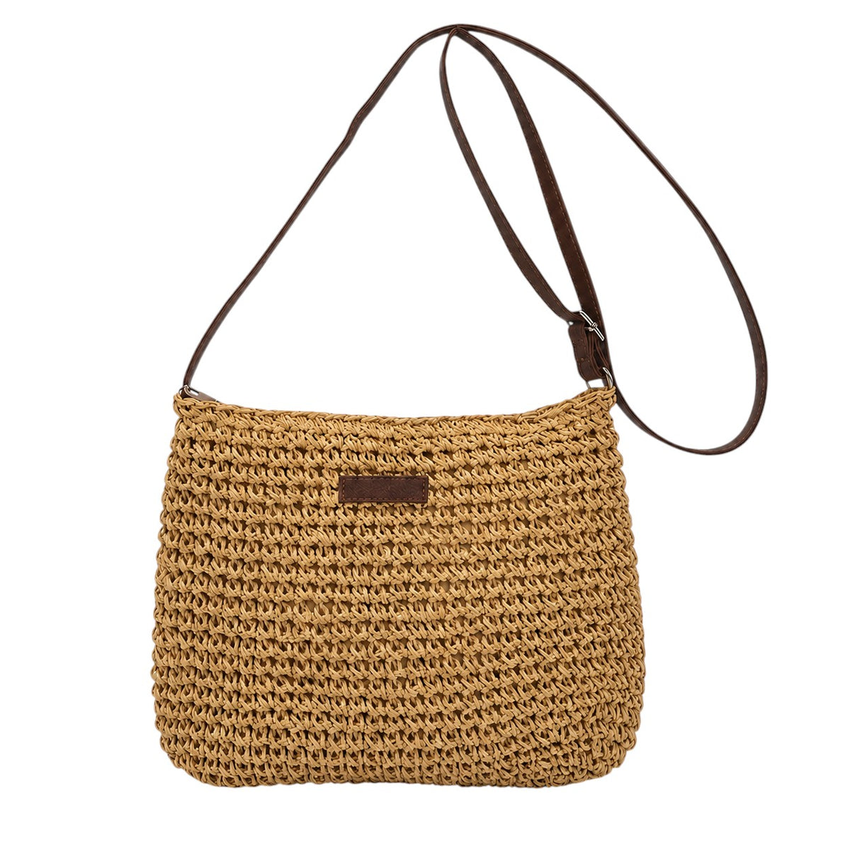 Sac bandoulière femme en paille tressée couleur naturel avec une petite étiquette marron et une lanière en cuir marron. Fermeture zippée.