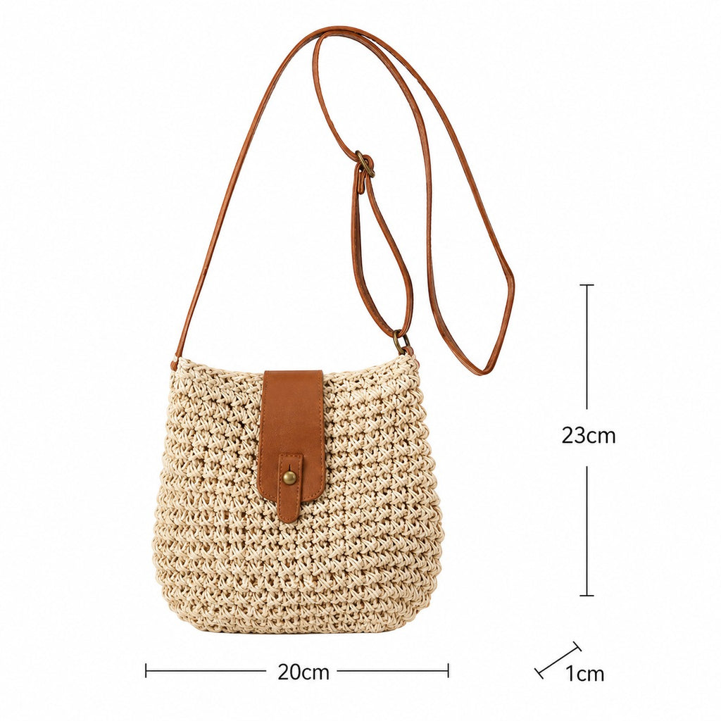 Sac bandoulière tissé beige en paille avec rabat en cuir marron et fermeture à bouton-pression, par Univers Sac.