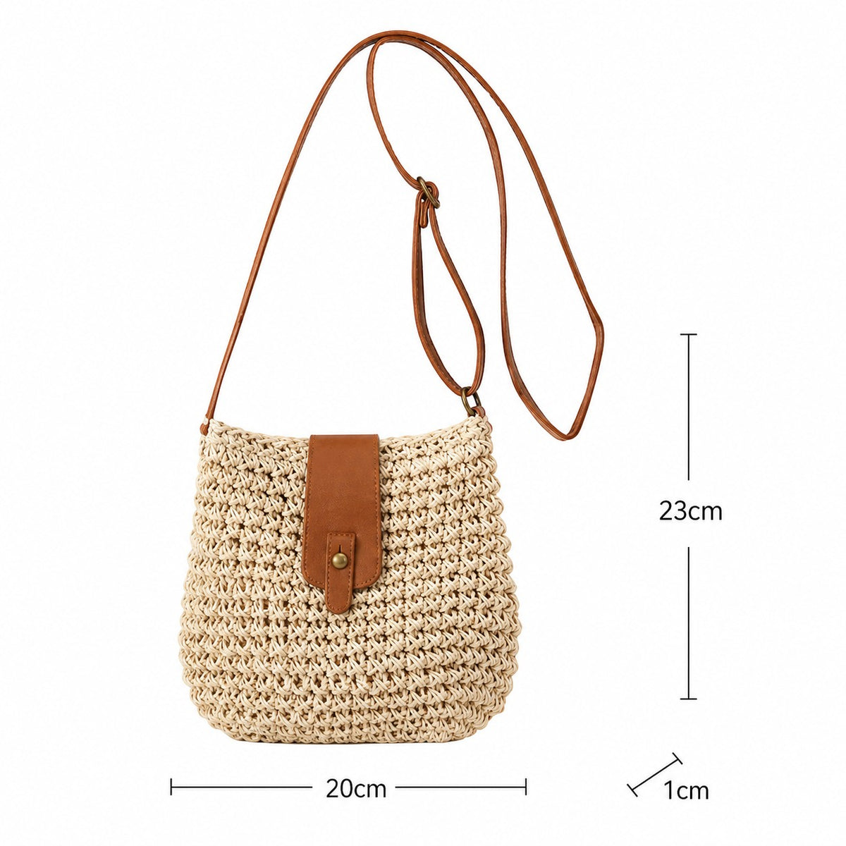 Sac bandoulière tissé beige en paille avec rabat en cuir marron et fermeture à bouton-pression, par Univers Sac.