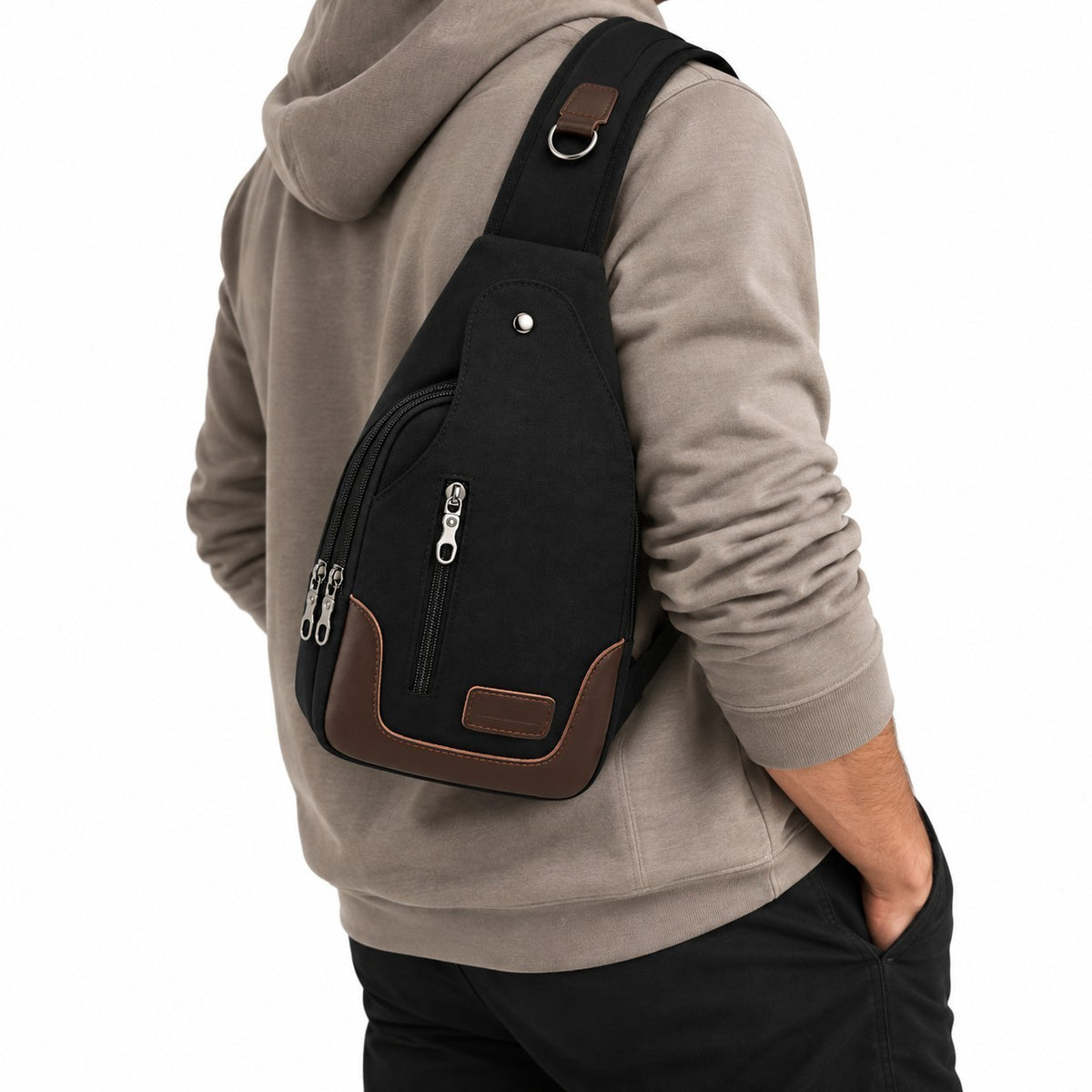 Sac bandoulière Univers Sac noir en toile avec détails en similicuir porté par un homme en sweat à capuche