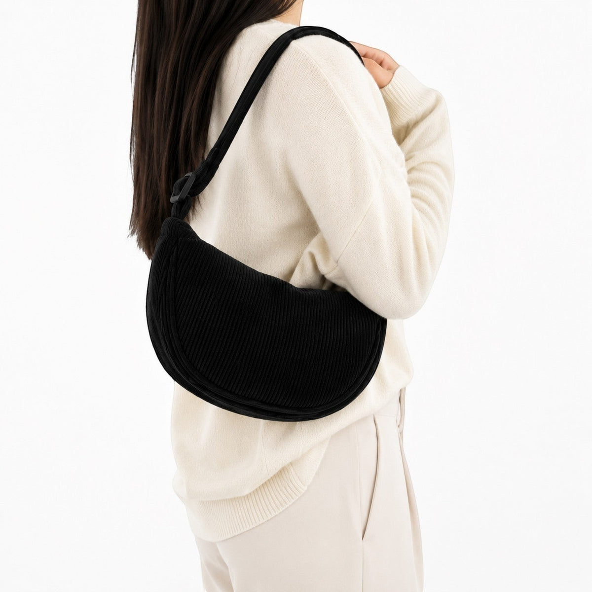 Sac bandoulière noir en velours côtelé Univers Sac, forme croissant, fermeture éclair, idéal pour un look décontracté.