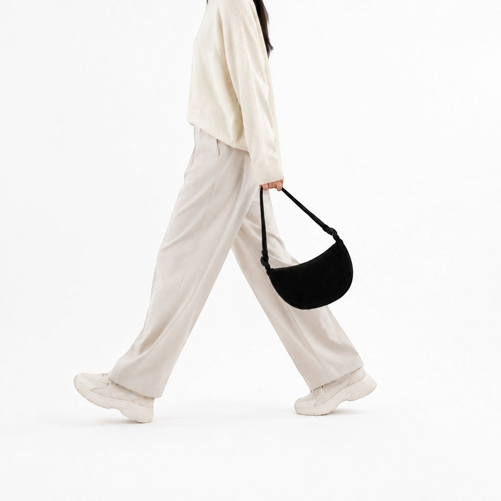 Sac bandoulière noir en velours pour femme, Univers Sac, forme hobo, fermeture éclair, idéal pour un look décontracté.