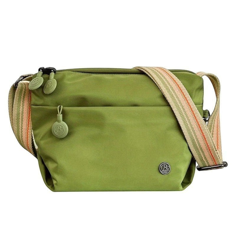 Sac bandoulière vert olive en nylon et coton bio, avec fermeture éclair et poche extérieure. Idéal pour un usage décontracté.