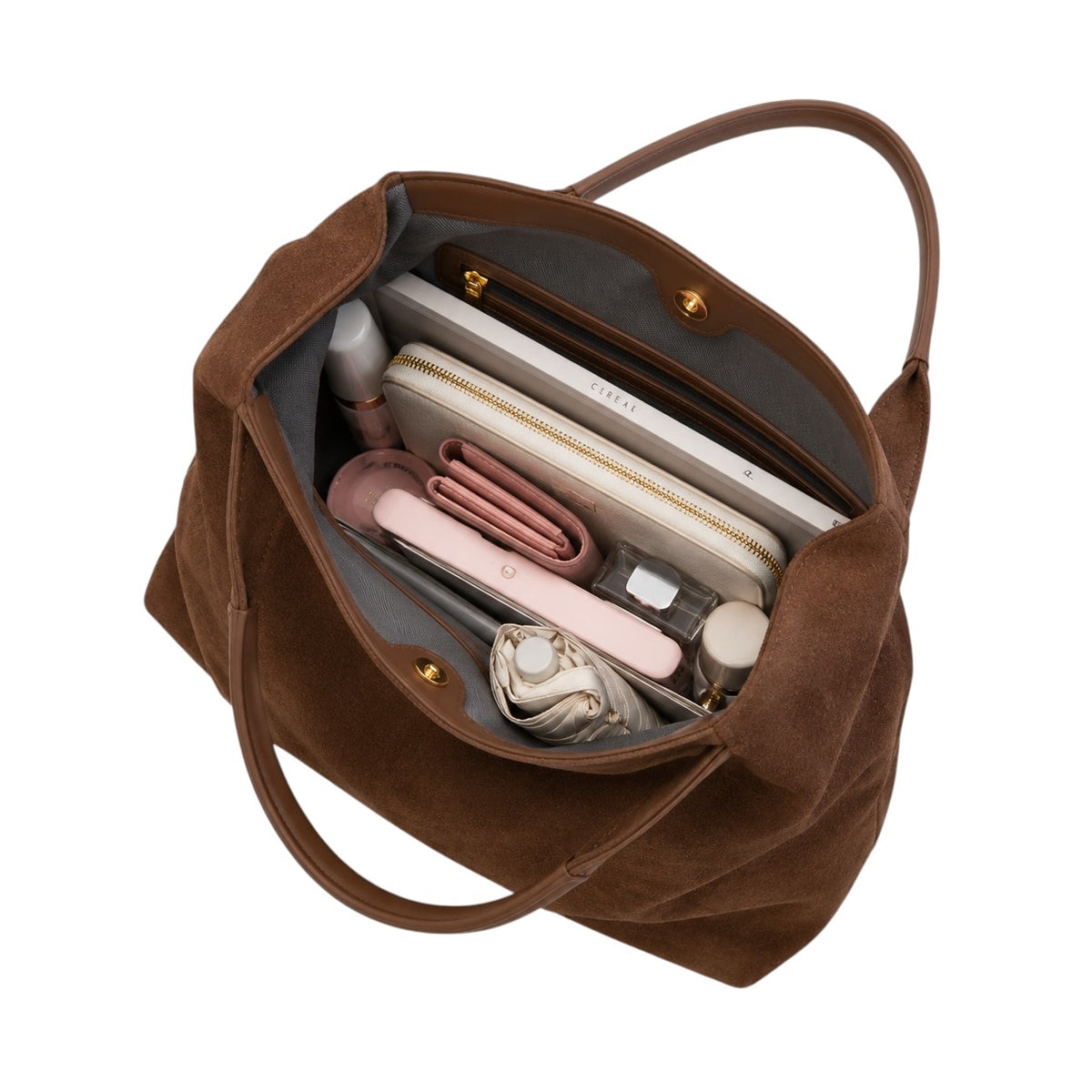 Sac à main bandoulière vintage en faux suède marron foncé, avec intérieur organisé contenant un portefeuille, un téléphone et un livre.