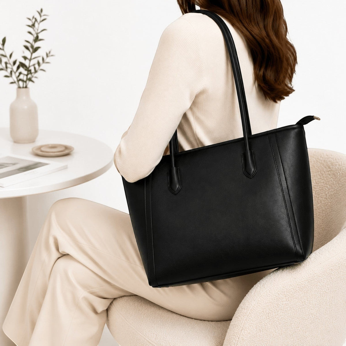 Sac cabas noir en cuir PU pour femme, grand format, avec motif floral discret et anses doubles.