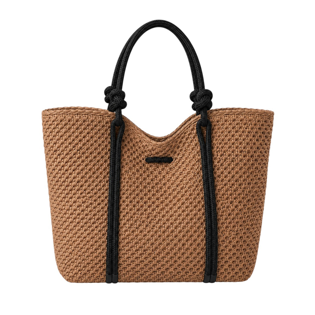 Sac cabas tressé en paille couleur camel avec anses et détails noirs, fermeture zippée, par Univers Sac.