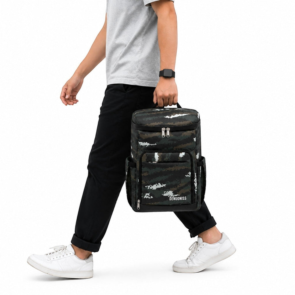Homme portant un sac à dos isotherme Univers Sac DENUONISS camouflage pour pique-nique et camping
