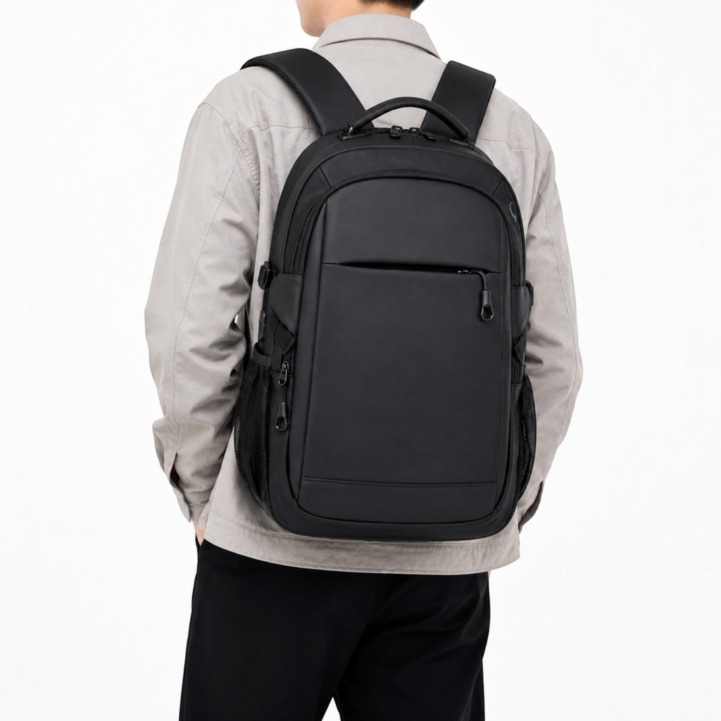 Sac à dos Univers Sac noir imperméable pour ordinateur portable avec bretelles ergonomiques porté par un homme