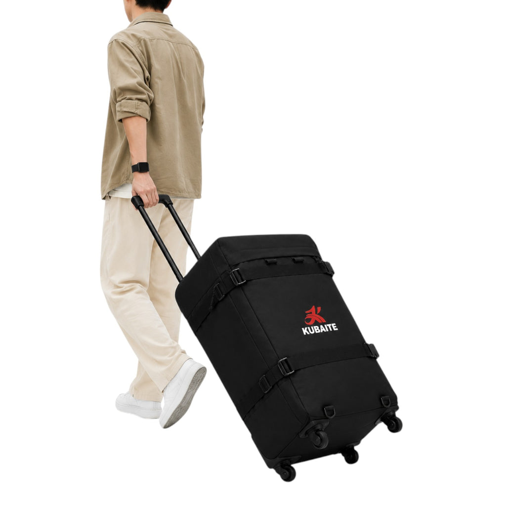 Homme tirant un sac à dos de voyage noir à roulettes Univers Sac, fabriqué en tissu Oxford imperméable et résistant.