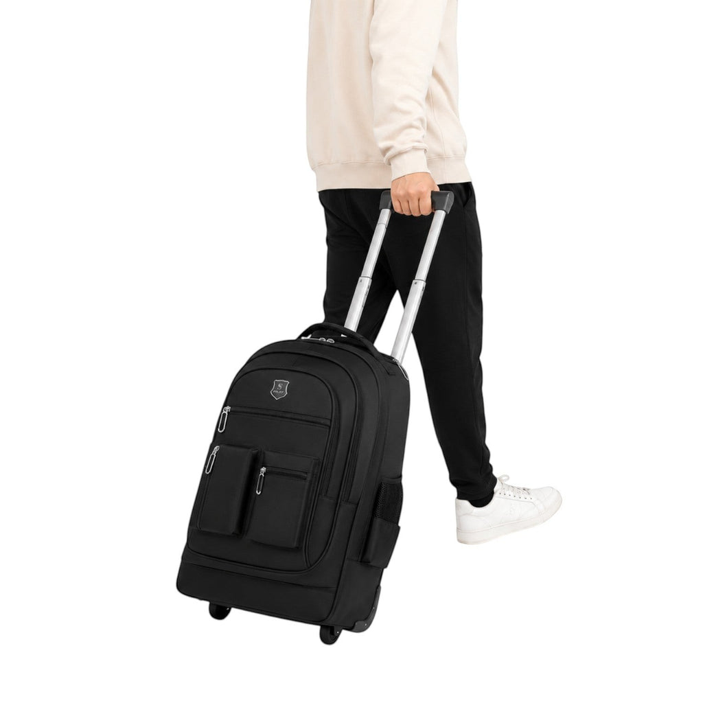 Homme utilisant un sac à dos de voyage noir Univers Sac à roulettes avec poignée télescopique sur fond blanc