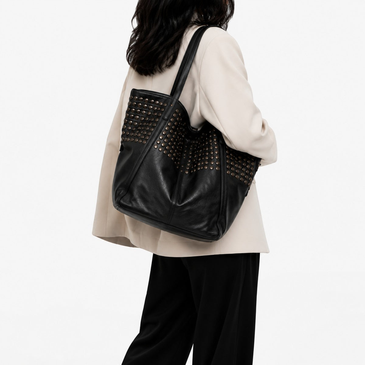 Sac fourre-tout noir en cuir PU souple pour femme, orné de clous dorés, par Univers Sac.