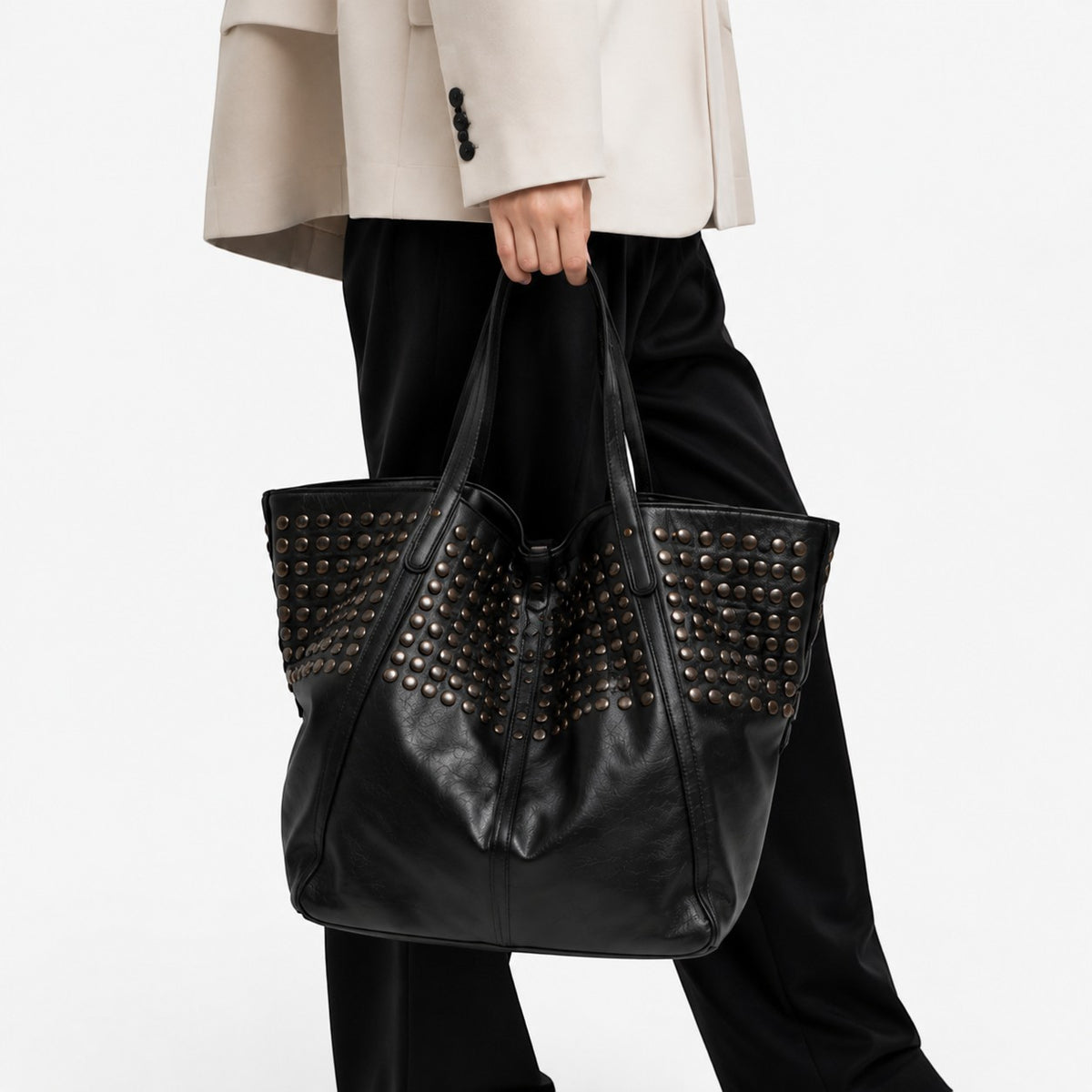 Sac fourre-tout noir en cuir PU souple pour femme, orné de clous argentés, par Univers Sac.