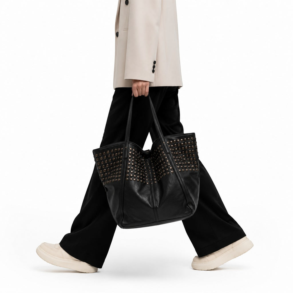 Sac fourre-tout noir en cuir PU souple pour femme, orné de clous argentés, par Univers Sac.