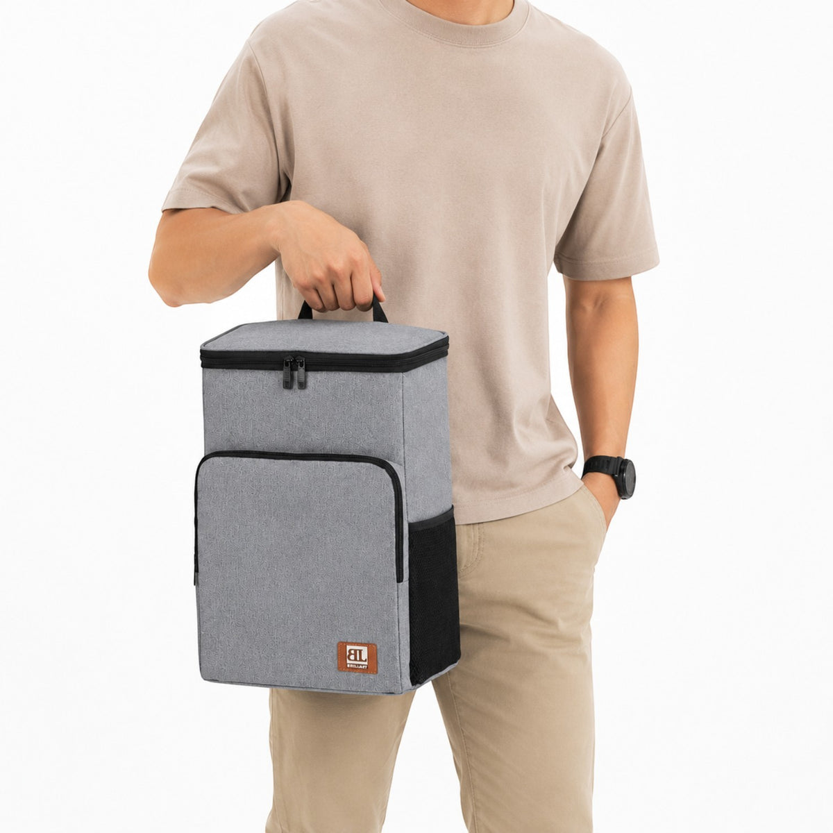 Homme portant un sac isotherme gris Univers Sac pour repas et livraison avec poignée supérieure et poches latérales