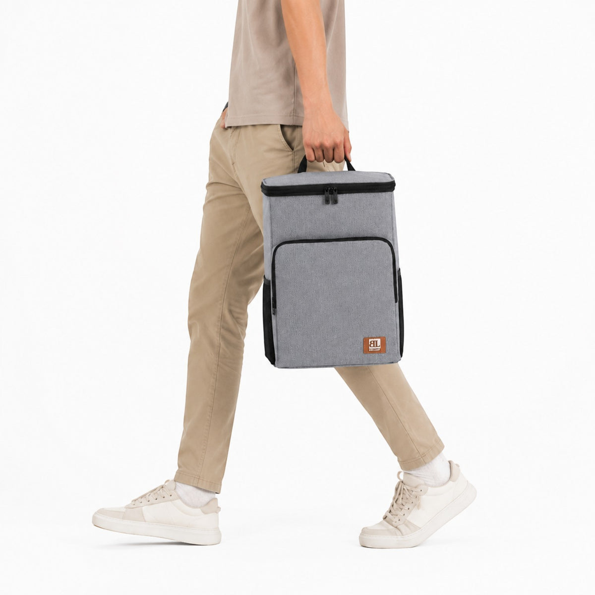 Homme portant un sac isotherme gris Univers Sac pour repas et livraison, design pratique et spacieux