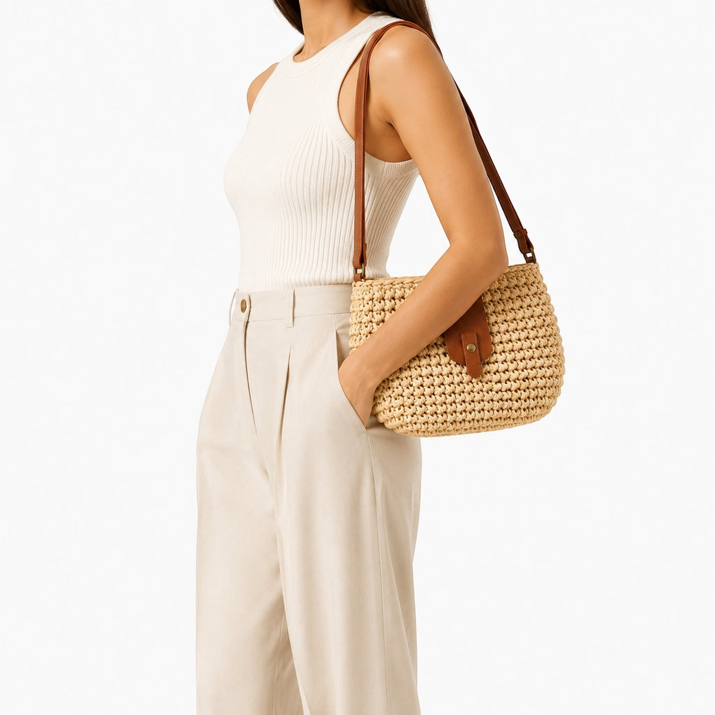 Sac à main bandoulière en paille tressée beige avec détails en cuir marron par Univers Sac