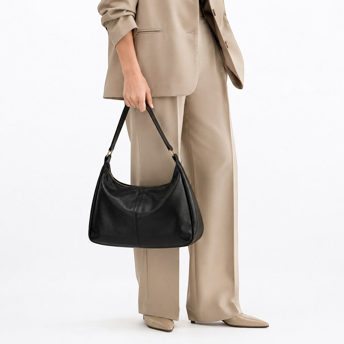 Sac à main bandoulière noir en cuir PU souple, avec fermeture éclair et poche intérieure, par Univers Sac.