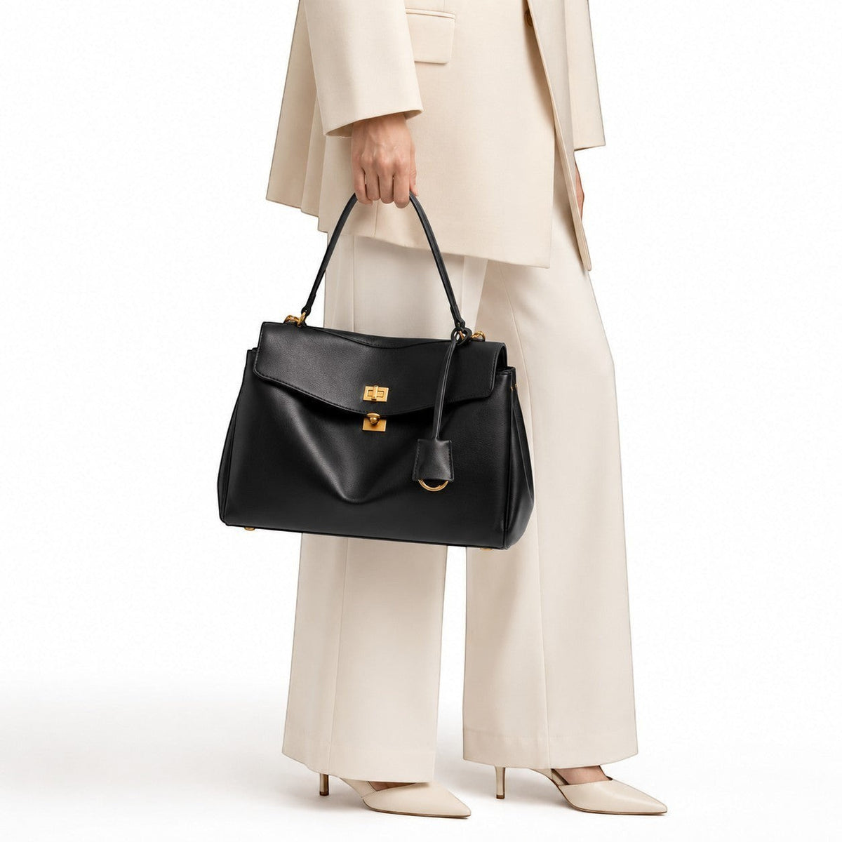 Sac à main noir en cuir de vache souple, modèle satchel avec fermoir doré et bijou de sac, par Univers Sac.