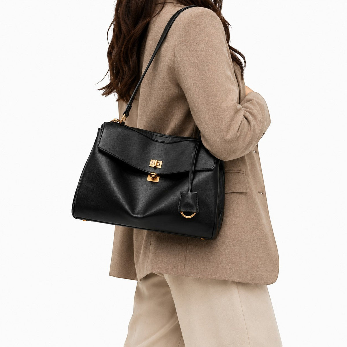 Sac à main noir en cuir de vache souple, style satchel, avec fermoir doré et bandoulière réglable par Univers Sac