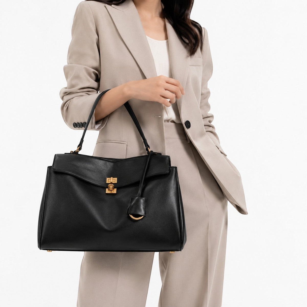 Sac à main noir en cuir de vache souple, style satchel, avec fermoir doré et bijou de sac, par Univers Sac.