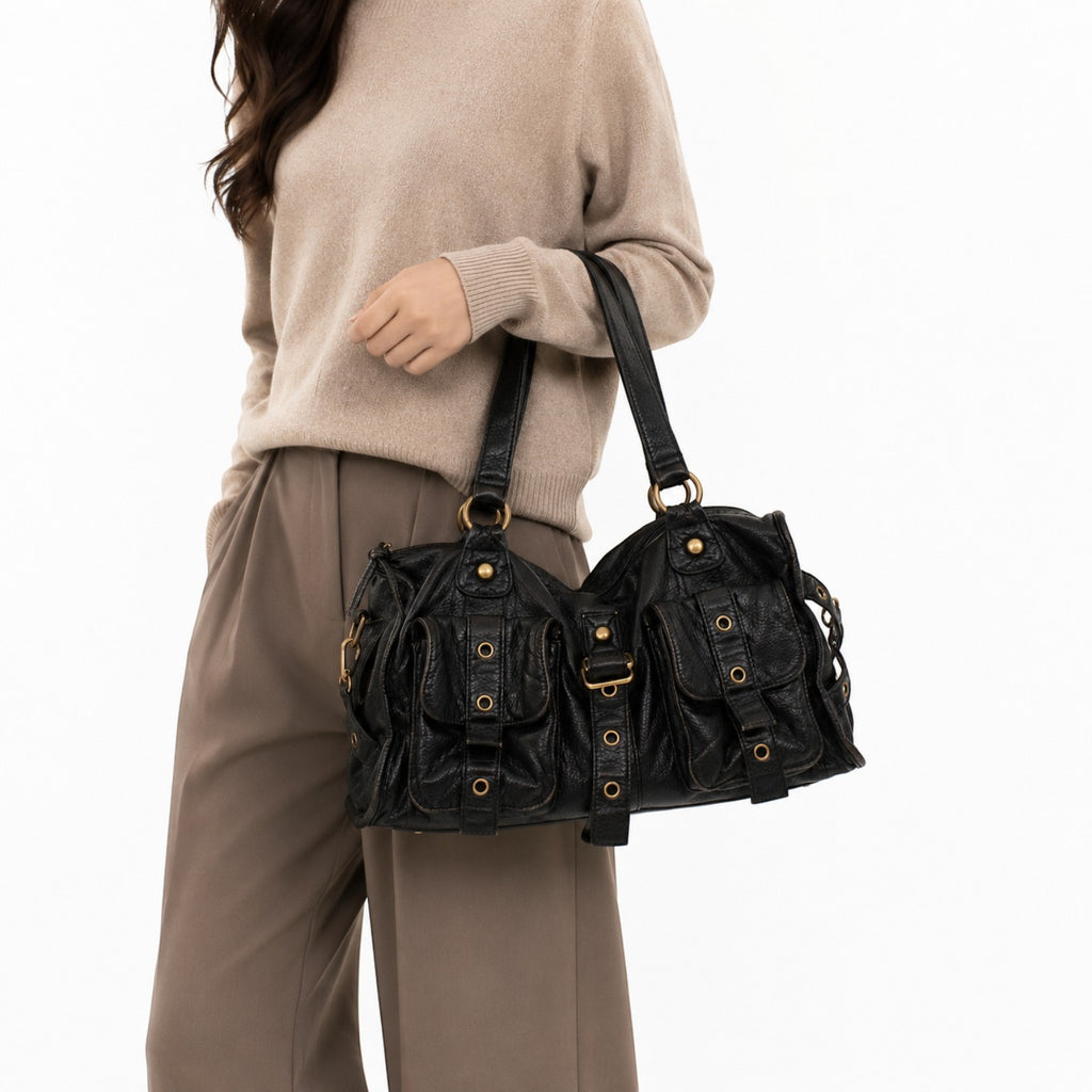 Sac à main noir en cuir PU souple de marque Univers Sac, avec multiples poches extérieures et détails rivets.