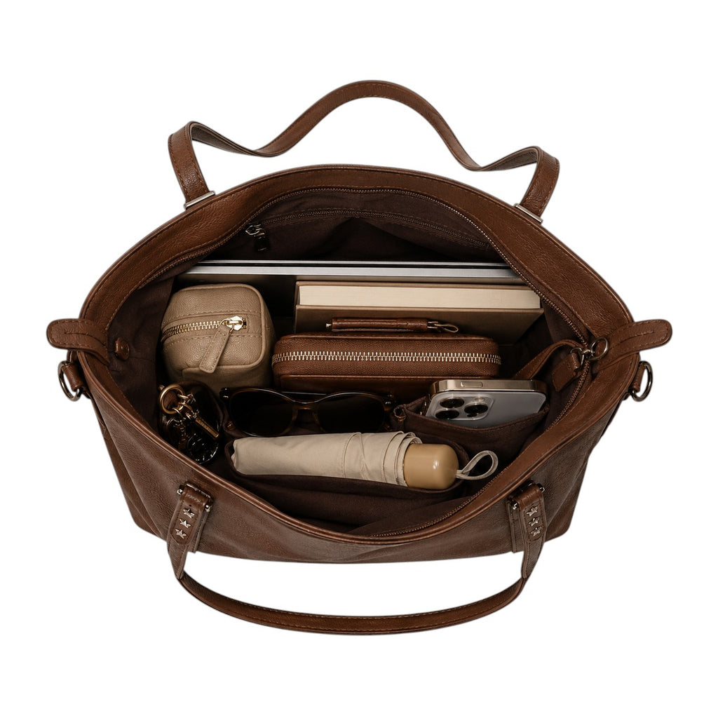 Sac à main marron en PU souple de la marque Univers Sac, avec fermeture éclair, poches intérieures et décorations rivets.