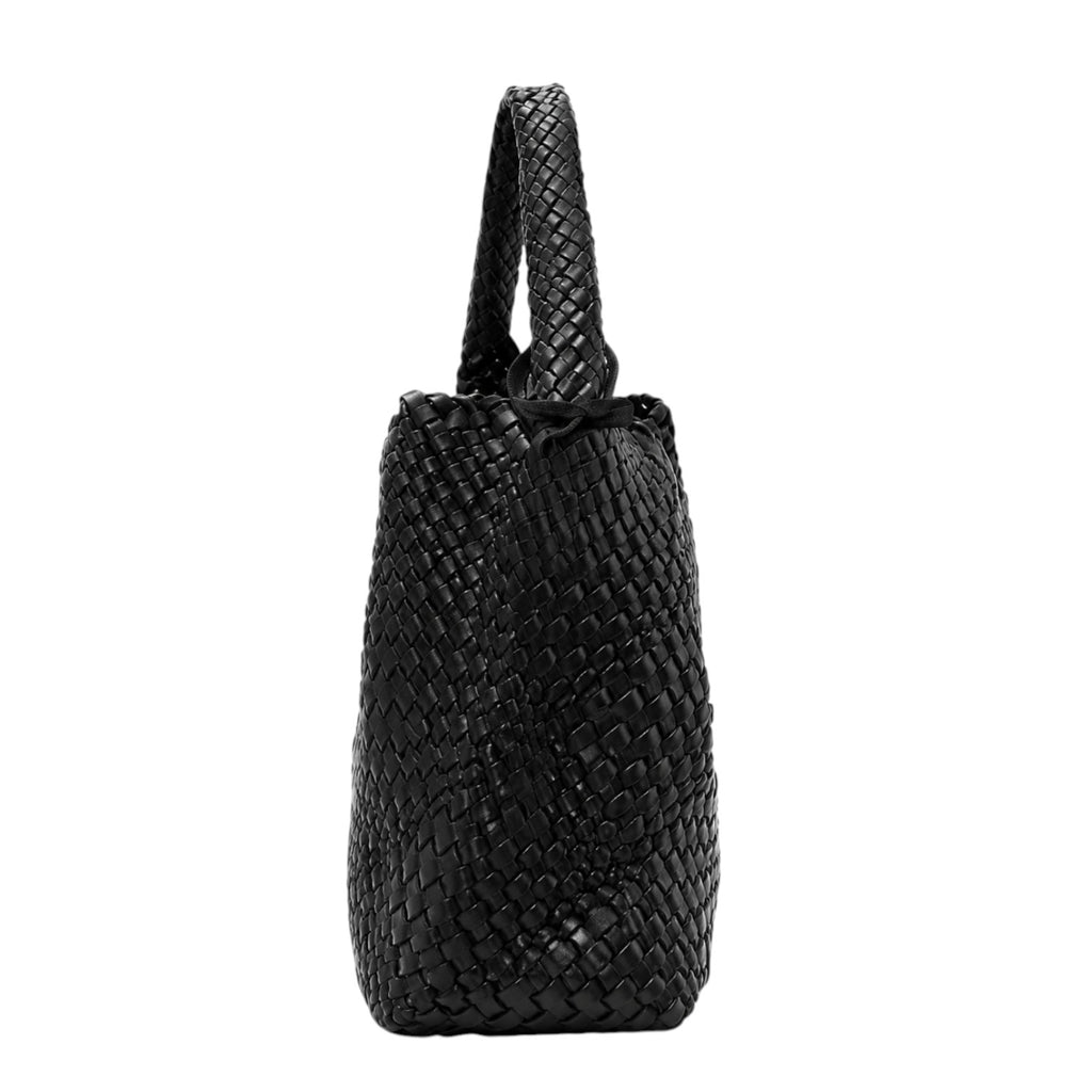 Sac à main noir en cuir tressé Univers Sac avec poignée tressée et fermeture à bouton.
