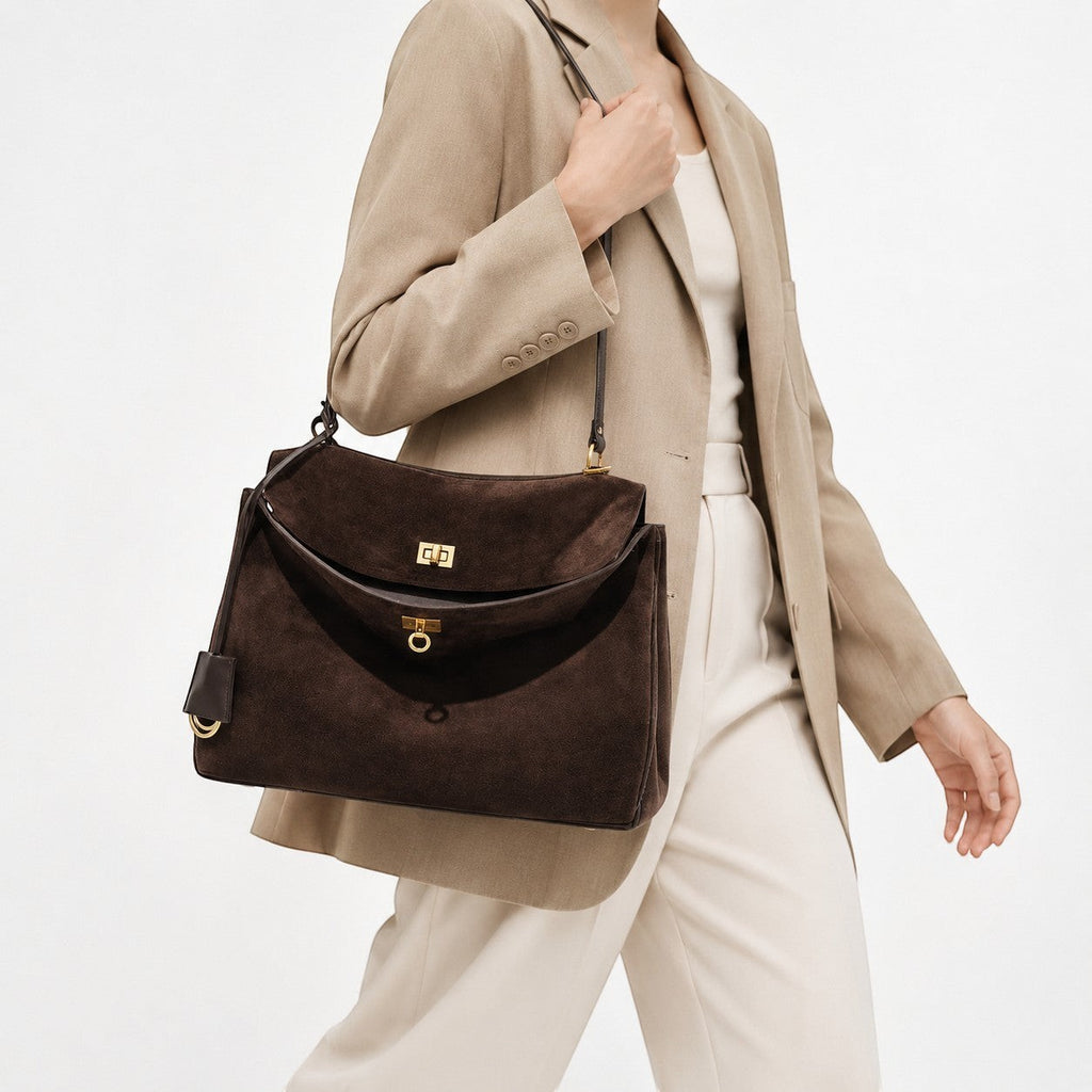 Sac à main marron foncé en daim pour femme, avec fermoir doré, de la marque Univers Sac.