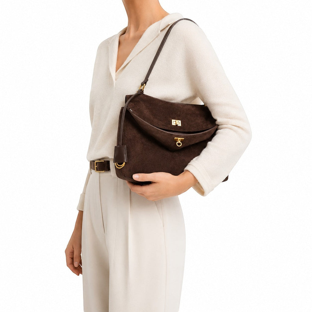 Sac à main marron foncé en daim pour femme, avec fermoir doré et bandoulière. Univers Sac.